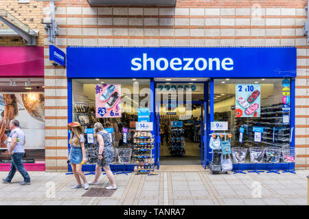 Une branche de la chaussure boutiques Shoezone dans Broad Street, King's Lynn. Banque D'Images