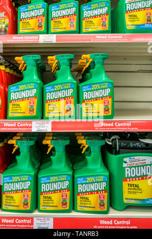 Bouteilles de pulvérisation d'herbicide Roundup en vente dans un centre jardin. Banque D'Images