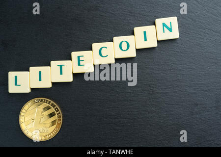 Pièce d'or physique Litecoin avec texte en lettres. La croissance Cryptocurrency ou marché haussier. L'espace de copie sur le fond. Banque D'Images