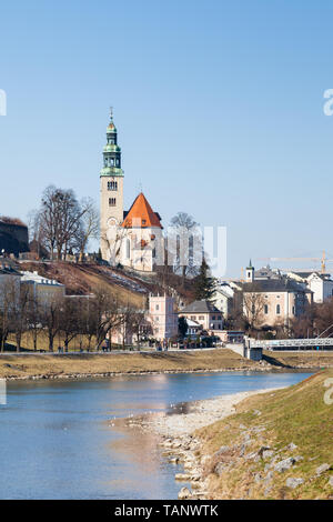 La vue le long de la rivière Salzach, Salzbourg, Autriche. Dans l'arrière-plan, on peut voir le 'Mullner Steg' Bridge et l'église paroissiale Mulln. Banque D'Images