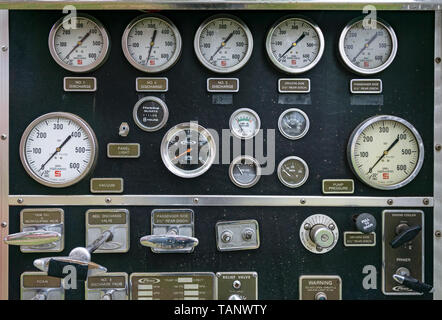 Ancien tableau de bord ou le panneau de configuration sur vintage fire engine avec les jauges, les soupapes et Shaniko, ou, aux États-Unis. Banque D'Images