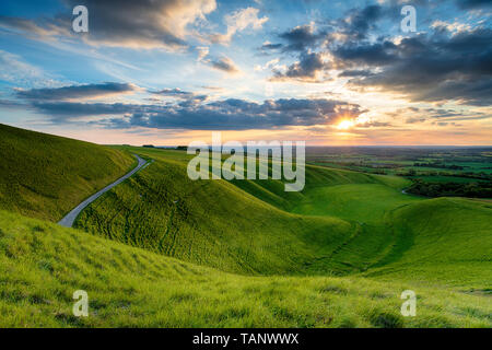 Ciel coucher de soleil spectaculaire sur la mangeoire à Uffington dans Oxforshire, c'est sur le chemin de randonnée longue distance Ridgeway et fait partie du comté de Down Banque D'Images