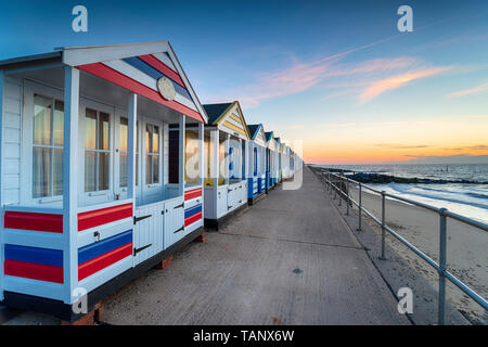 Une rangée de cabines colorées à Southwold sur la côte du Suffolk Banque D'Images