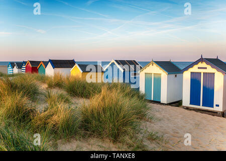 Cabines de plage de couleur vive à Southwold sur la côte du Suffolk Banque D'Images