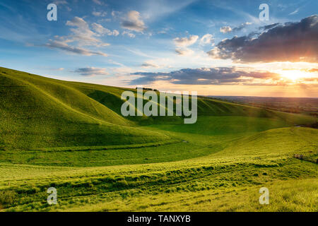 Plus de coucher de soleil spectaculaire à la mangeoire à Uffington Oxforshire, c'est sur le chemin de randonnée longue distance Ridgeway et fait partie de la Berkshire Downs Banque D'Images