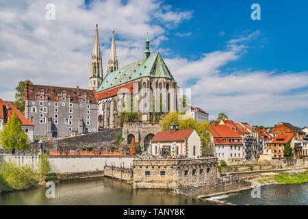 Vue sur la rivière Neisse à la vieille ville de Görlitz et la Peterskirche (St. Peters Church), de Goerlitz, Saxe, Allemagne, Europe Banque D'Images