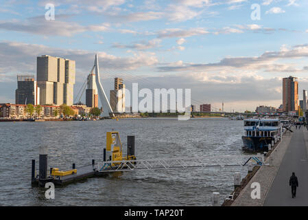 Rotterdam, Pays-Bas - Apr 24, 2019 : vue sur l'horizon de la Nouvelle Meuse frontières avec le pont Erasme de Rotterdam et bâtiments dans l'arrière-plan sur une journée claire Banque D'Images