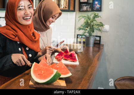Hijab portrait jeune femme pastèque coupe Banque D'Images