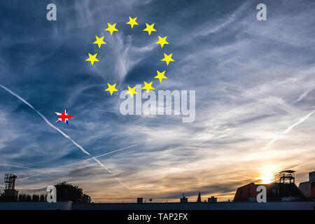 Allemagne, Berlin, Mitte. 27 mai 2019. Les résultats des élections de l'UE sont en et le coucher de soleil sur la ville...le temps d'attraper une étoile filante ? Credit : Eden Breitz/Alamy Banque D'Images