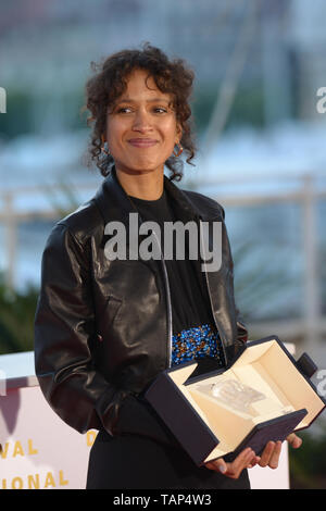 25 mai 2019 - Cannes, France - CANNES, FRANCE - 25 MAI : Mati Diop, lauréat du Grand Prix Award pour le film ''Atlantique'', pose à la photocall gagnant lors de la 72 e assemblée annuelle du Festival du Film de Cannes le 25 mai 2019 à Cannes, France. (Crédit Image : © Frederick InjimbertZUMA Wire) Banque D'Images