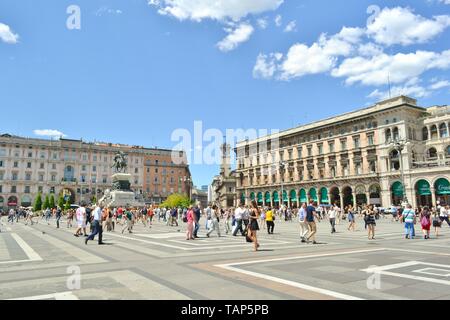 Milan, Italie - 15 juillet 2016 : les personnes occupées et les touristes sont la marche à la place de la cathédrale dans le centre-ville de Milan en vue de le roi Vittorio Emanuele. Banque D'Images