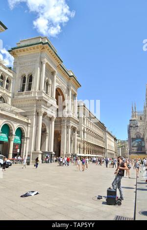 Milan/Italie - Juillet 15, 2016 : jeune guitariste joue la guitare électrique à la place du Duomo de Milan en face de la galerie Vittorio Emanuele dans une journée ensoleillée Banque D'Images