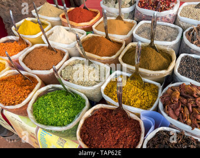 Sacs d'épices, herbes et poudres de curry à l'affiche au marché aux puces d'Anjuna Beach, Goa, Inde Banque D'Images