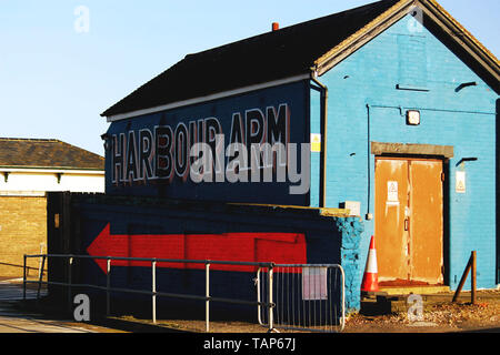 Une sous-station à Folkestone Harbour qui a été jazzed vers le haut avec une certaine couleur et utilisé comme un conseil de direction, ses quelque part sur votre gauche ;) Banque D'Images