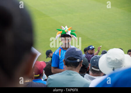 Méconnaissable avec ventilateur indien couleur drapeau hat . Cpi 2019 Inde vs NewZeland réchauffer match à la Kia Oval, Londres, Royaume-Uni Banque D'Images