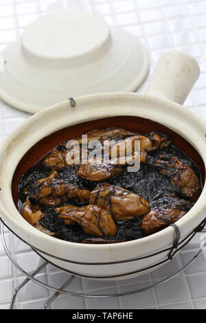 Les huîtres séchées braisées avec mousse noire (ho voir fat choy ) en pot, le plat traditionnel du nouvel an chinois Banque D'Images