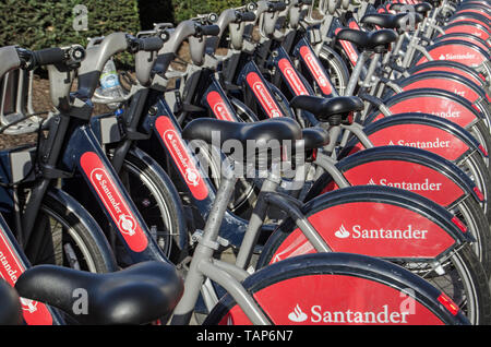 Londres, Royaume-Uni - 28 janvier 2016 : un rack plein de bicyclettes de transport public parrainé par la société Banque Santander. Banque D'Images