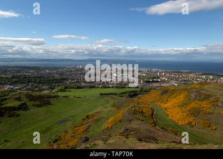 Vue de dessus d'Édimbourg en Écosse à partir de l'ancien fort de colline de l'emplacement de Arthur's Seat. Banque D'Images