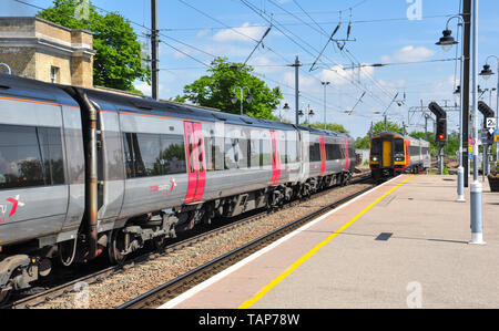 Classe 158 East Midlands DMU tire dans la plate-forme 2 alors qu'une classe de Cross Country 170 Turbostar 'train' est à côté de la plate-forme de 1 à Ely, Cambridgesh Banque D'Images