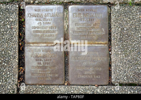 Stolpersteine (pierres d'achoppement) à Wiesbaden, la capitale de l'état de Hesse, en Allemagne. Banque D'Images