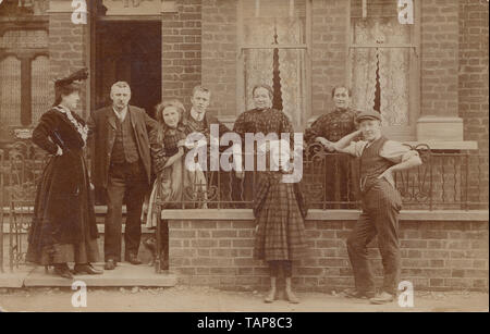 Vintage 1908 Edwardian Carte postale photographique montrant Occupants / résidents posant dehors leurs Blackpool, Lancashire Accueil. Banque D'Images