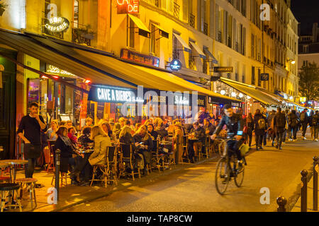 PARIS, FRANCE - 09 NOVEMBRE 2018 : les gens à un restaurant de rue à Paris la nuit. Paris est la ville la plus visitée d'Europe Banque D'Images