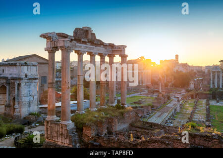 Lever du soleil sur le Forum romain de Rome, Italie Banque D'Images