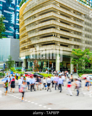 Foule de gens d'affaires au carrefour par les bâtiments de bureaux en centre-ville de Singapour Banque D'Images