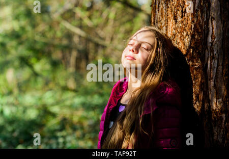 Profiter de la nature. Environnement paisible jardin. Cute Kid fantaisie enfant passer du temps dans le parc. Explorer le jardin. Excursion au jardin botanique. Les plantes cultivées pour l'affichage à l'ordre public. Fille de marche dans le jardin botanique. Banque D'Images