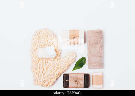 Baignoire et accessoires cosmétiques naturels sur fond blanc, télévision jeter la composition. Banque D'Images