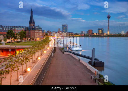 Düsseldorf, Allemagne. Image de paysage urbain du bord de la rivière Düsseldorf, Allemagne, avec le Rhin au coucher du soleil. Banque D'Images