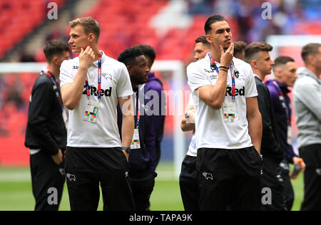 Derby County Ravas Henrich gardien (à gauche) et le gardien de Kelle Roos au cours de la Sky Bet Championship final Play-off au stade de Wembley, Londres. Banque D'Images