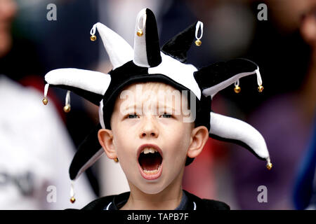 Un jeune Derby County ventilateur dans les peuplements montre son soutien avant le ciel parier Championship final Play-off au stade de Wembley, Londres. Banque D'Images