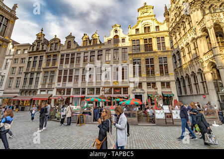 Les visiteurs et les touristes à la Grand Place à Bruxelles, Belgique , une grande place entourée de bâtiments richement décoré dans le centre de Bruxelles Banque D'Images