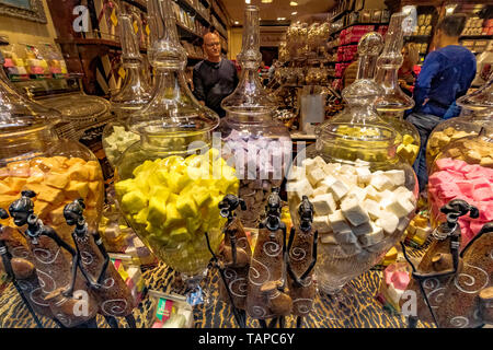 De chocolats fins dans une fenêtre affichage à la Belgique Gourmande Les Galeries Royales Saint-Hubert , une élégante galerie marchande émaillés à Bruxelles Banque D'Images