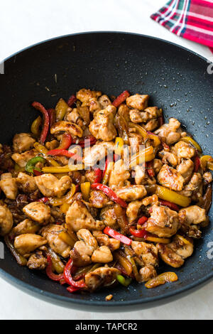 Poulet de Manchourie avec sauce soja, Julienne de légumes au wok casserole en fer / cuisine de style asiatique. Recette traditionnelle Banque D'Images