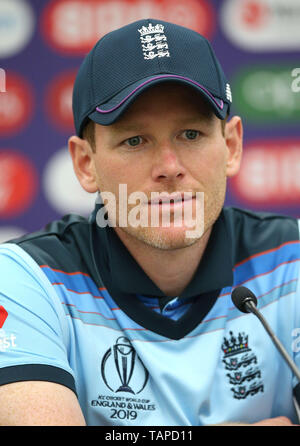 Le capitaine de l'Angleterre Eoin Morgan parle aux médias après l'ICC Cricket World Cup Warm up match à l'ovale, Londres. Banque D'Images