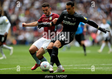 Aston Villa's John McGinn (à gauche) et Derby County gardien Kelle Roos (à droite) bataille pour la balle durant le championnat Sky Bet finale Play-off au stade de Wembley, Londres. Banque D'Images