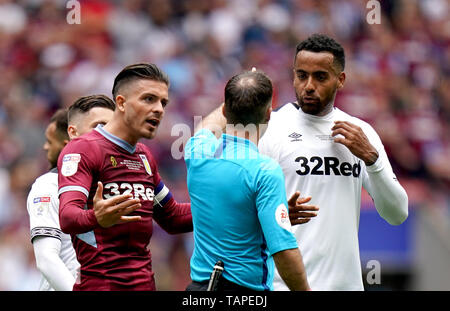 Arbitre Paul Tierney (centre) parle à Aston Villa's Jack Grealish et Derby County's Tom Huddlestone (à droite) après une altercation entre les deux au cours de la Sky Bet Championship final Play-off au stade de Wembley, Londres. Banque D'Images