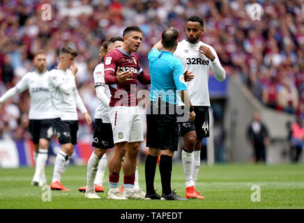 Arbitre Paul Tierney (centre) parle à Aston Villa's Jack Grealish et Derby County's Tom Huddlestone (à droite) après une altercation entre les deux au cours de la Sky Bet Championship final Play-off au stade de Wembley, Londres. Banque D'Images