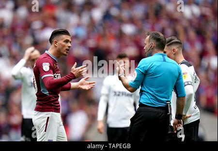 Arbitre Paul Tierney (deuxième à droite) parle à Aston Villa's Jack Grealish pendant le ciel parier Championship final Play-off au stade de Wembley, Londres. Banque D'Images