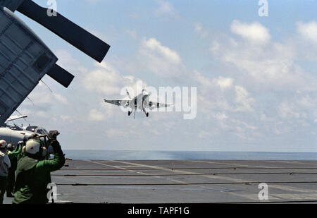 1er novembre 1993 opération Continuer espoir. Un F/A-18 Hornet débarque sur le porte-avions USS Abraham Lincoln de la Marine américaine dans l'océan Indien, à 50 miles de Mogadiscio, Somalie. Banque D'Images