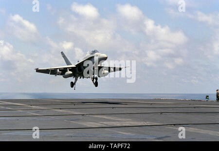 1er novembre 1993 opération Continuer espoir. Un F/A-18 Hornet débarque sur le porte-avions USS Abraham Lincoln de la Marine américaine dans l'océan Indien, à 50 miles de Mogadiscio, Somalie. Banque D'Images