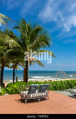 Canapé en rotin sur une terrasse face à la plage à Phu Quoc Banque D'Images