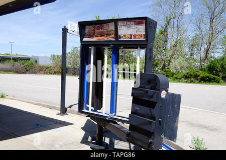 Fermeture de l'entreprise de fast-food Burger King drive thru with broken board menu manquant à Hanovre, Massachusetts USA Banque D'Images