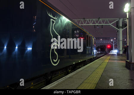 2116 London Euston - Inverness, Aberdeen & Fort William highland Caledonian sleeper train à London Euston station semant le logo sur la locomotive Banque D'Images