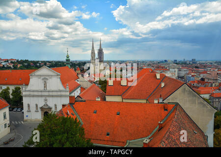 Les toits colorés étonnants et les toits de la vieille ville de Zagreb, Croatie. L'église de St Catherine. Banque D'Images