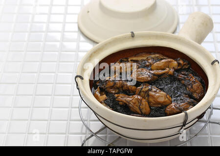 Les huîtres séchées braisées avec mousse noire (ho voir fat choy ) en pot, le plat traditionnel du nouvel an chinois Banque D'Images