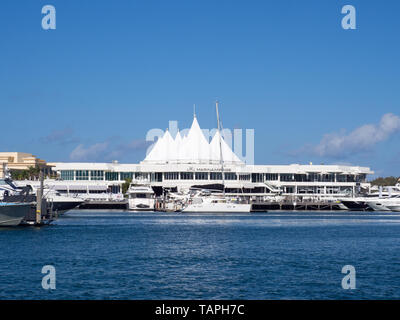 Bateaux dans le port de plaisance de Marina Mirage sur la Côte d'Or Banque D'Images