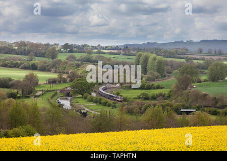 Un premier grand Western Intercity 125 passant Crofton, Wiltshire avec retro Intercity livery 43185 Great Western sur l'arrière en photo Banque D'Images